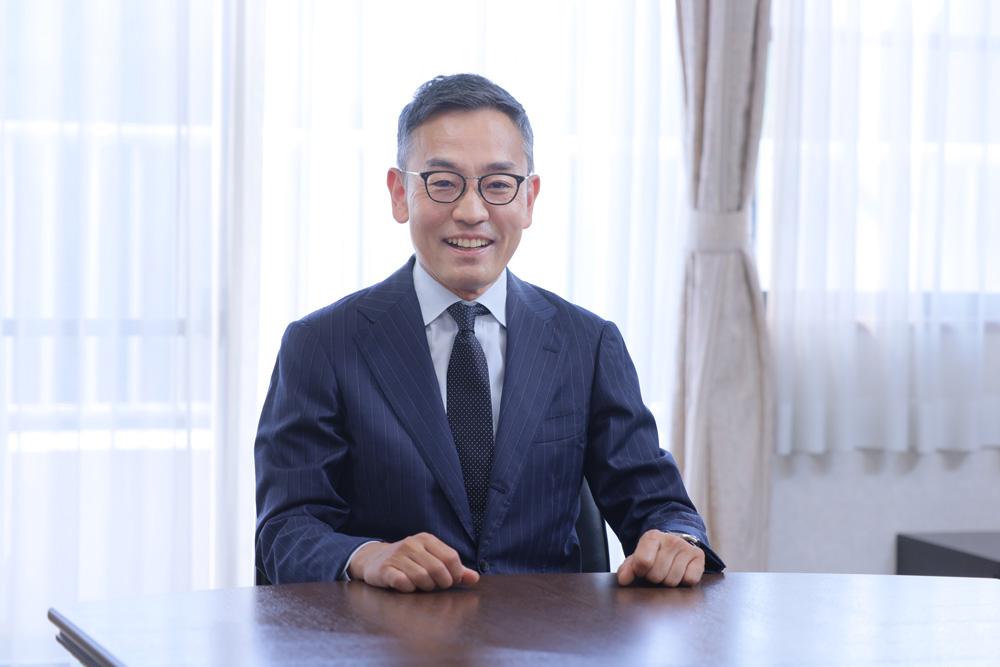 理事長 岡﨑貴宏 写真